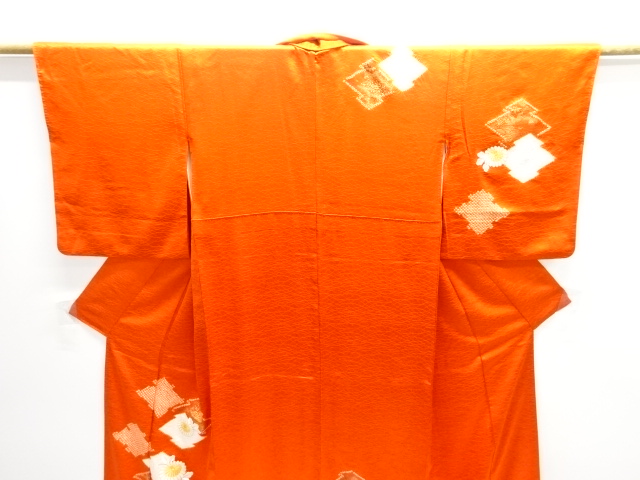  絞り松皮菱に菊模様刺繍訪問着